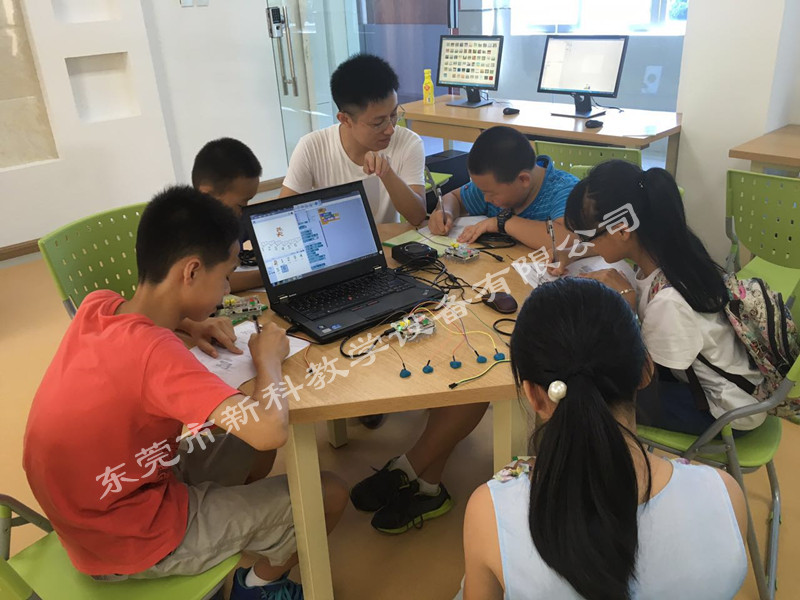<a href='http://www.mediatations.com' target='1' style='font-size:14px; font-weight:bold; color:#0080ff;'>创客实验室</a>